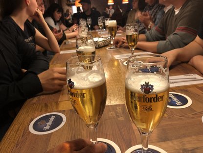 Bier auf einem Tisch in einer Kneipe