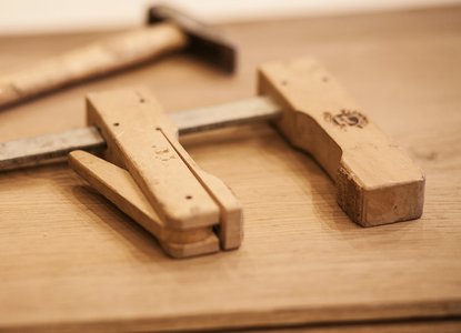 Holzwerkzeug auf einem Tisch