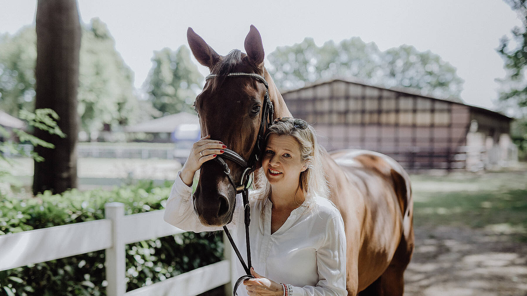 Ina Artig mit einem Pferd auf einem Reiterhof
