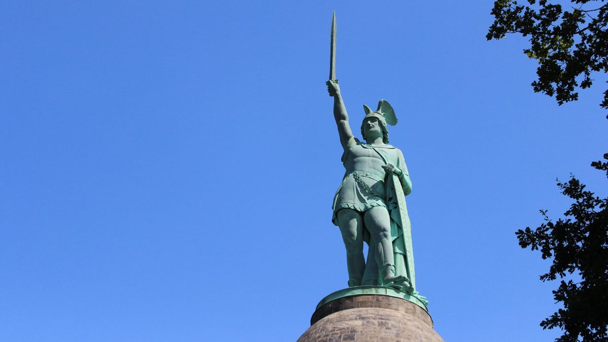 Hermannsdenkmal vor blauem Himmel
