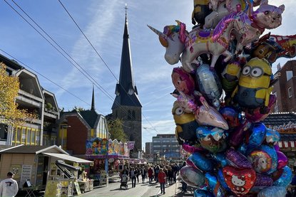 Kirmesballons in einer Einkaufsstraße