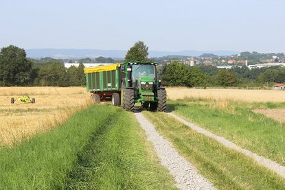 Trecker auf einem Feldweg