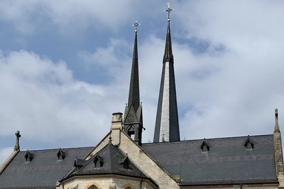 Zwei Kirchturmspitzen über den Hausdächern von Brackwede