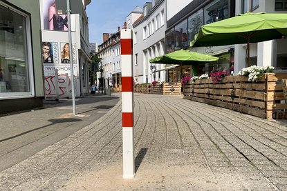 Rot-weißer Pfosten in der Mitte einer Straße