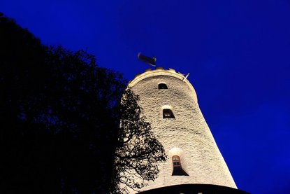 Bild vom Turm der Sparrenburg im Dunkeln