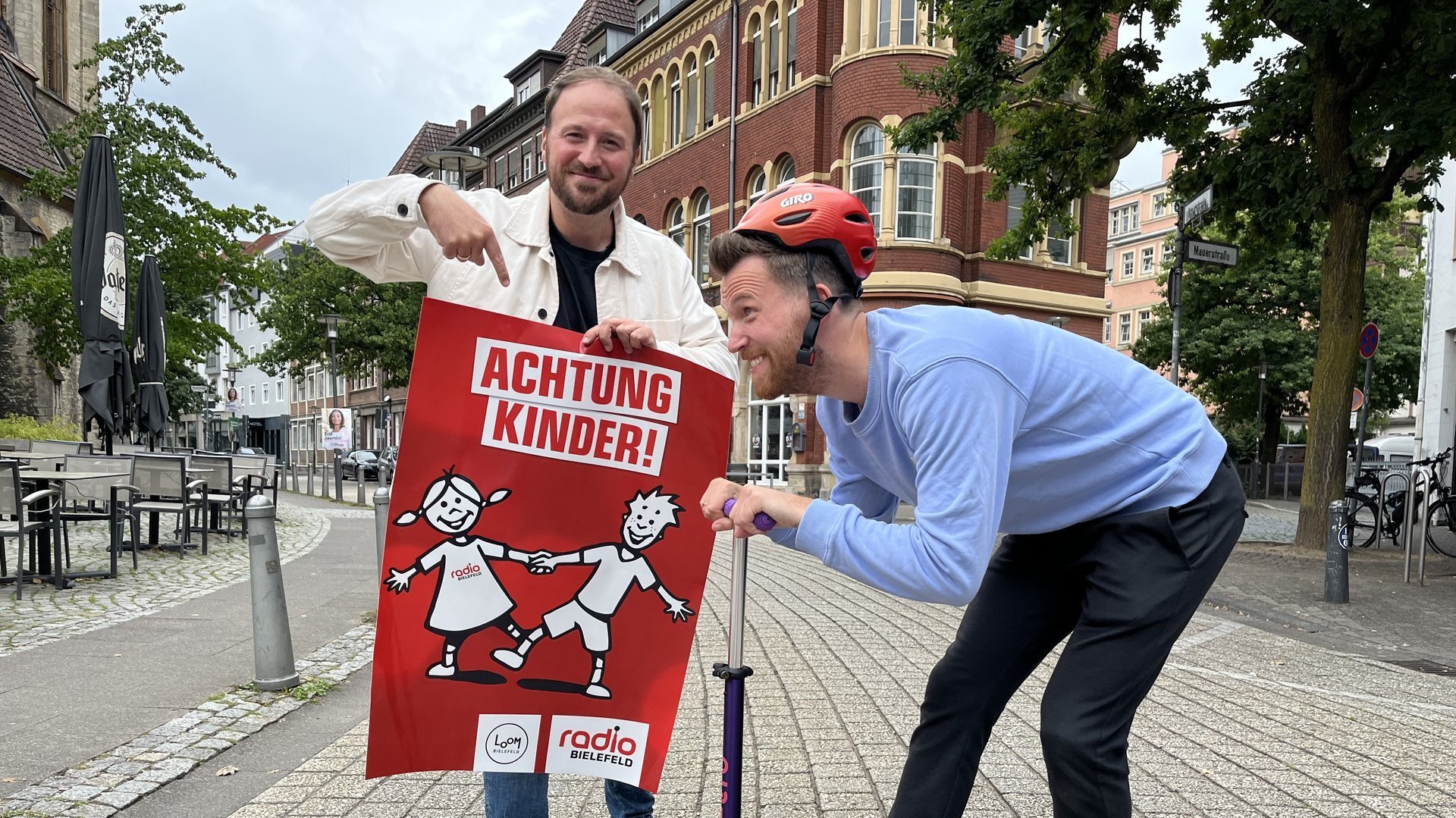 Achtung Kinder-Plakat wird gezeigt