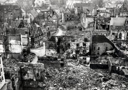 Die Bielefelder Altstadt zwischen Welle, Am Bach und Waldhof nach den Bombenangriffen